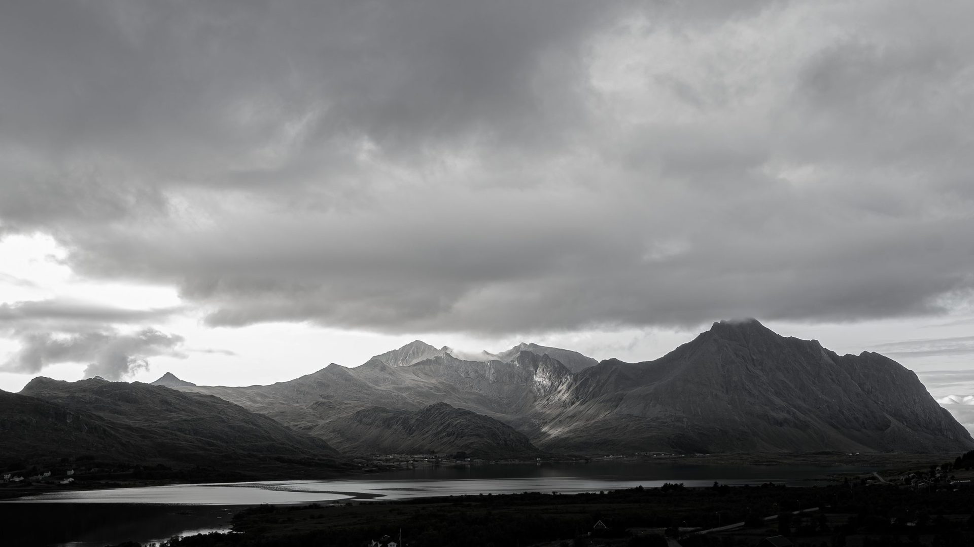 Fjell og fjord i dempet lys